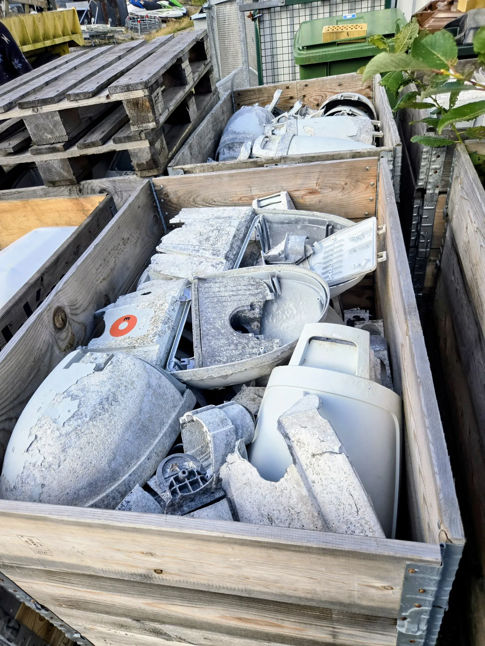 Korroderade armaturer i pallkrage