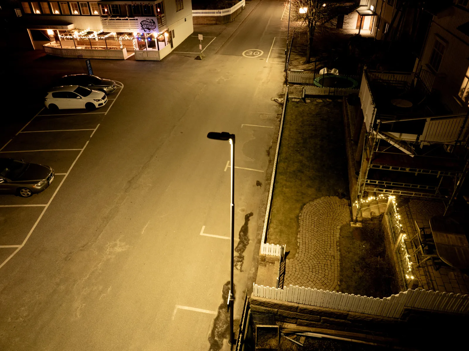 VALDUR belyser industriområde och parkeringsyta, nattbild ovanifrån