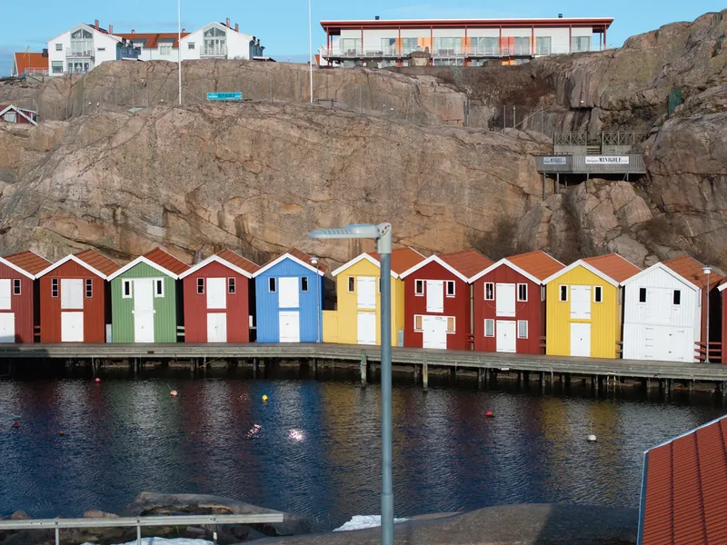 VALDUR in front of colourful fishing huts in Smögen