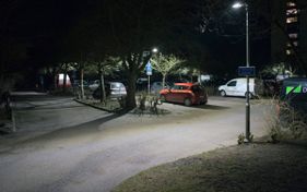 parkering i mörkret med fåtal bilar