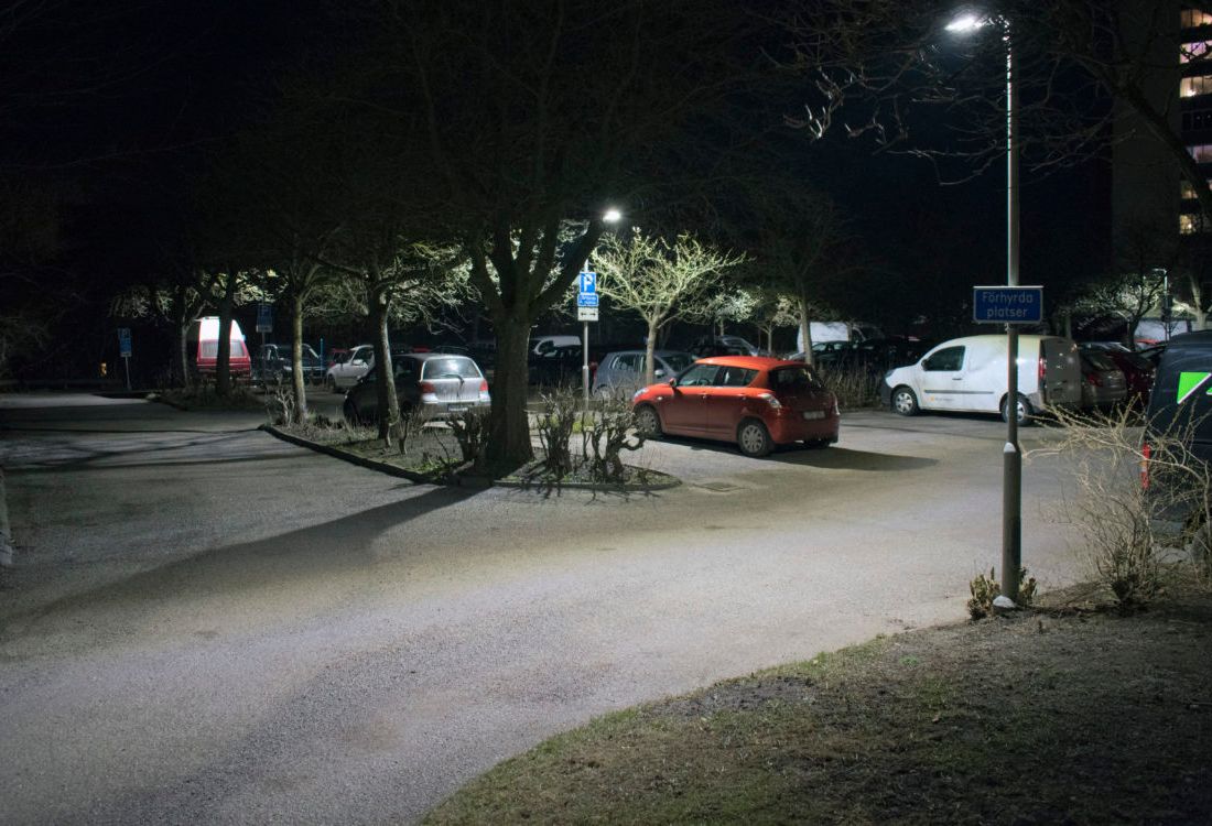 parkering i mörkret med fåtal bilar