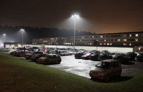 upplyst parkering på nattetid